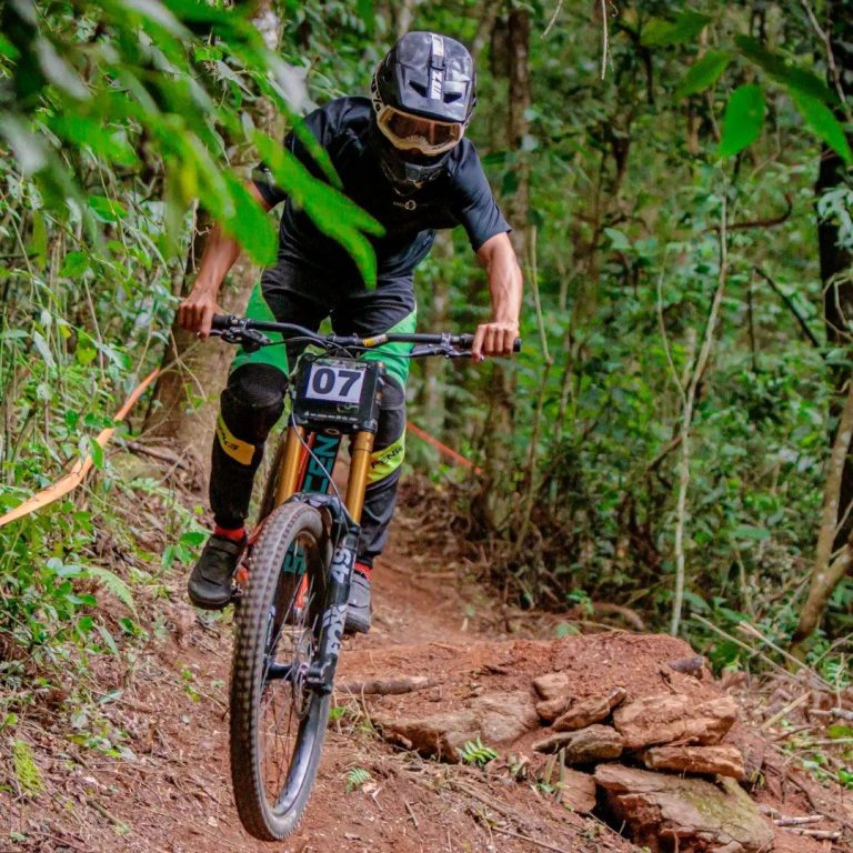 Atletas de Três Corações se destacam em competição de downhill.