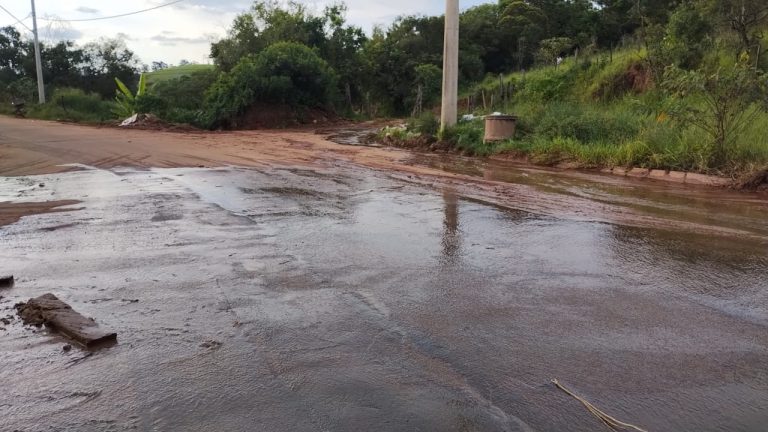 Radio Noticia: Moradores de Odilon Resende, Jardim dos Ipes e Jardim Alterosa enfrentam dificuldades em trecho que liga os três bairros.