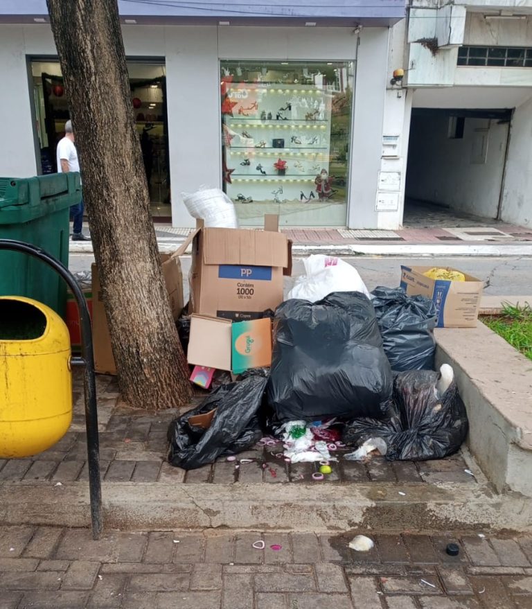 Radio Noticia: Acumulo de lixo na praça central, gera reclamação.