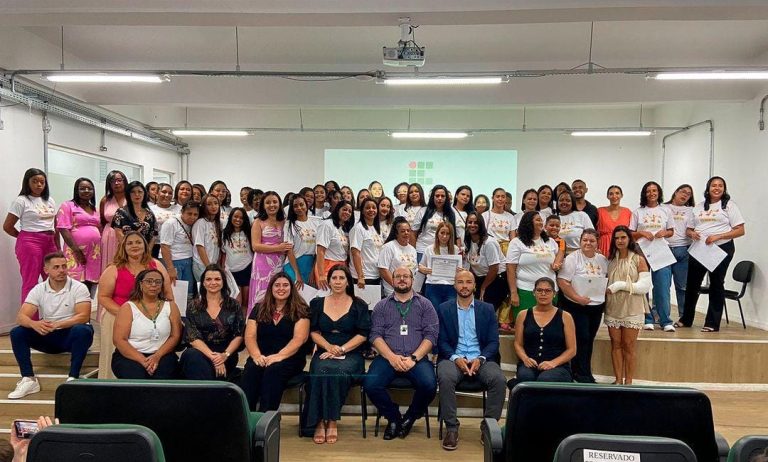 Programa Mulheres Mil realiza formatura de 75 alunas.