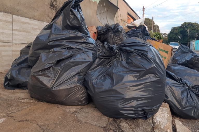 Radio Noticia: Lixo descartado de maneira irregular, gera reclamações no bairro Santa Teresa.