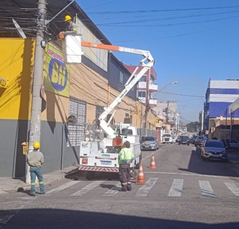 CEMIG Inicia Remoção de Fios Soltos em Postes de Iluminação em Três Corações.