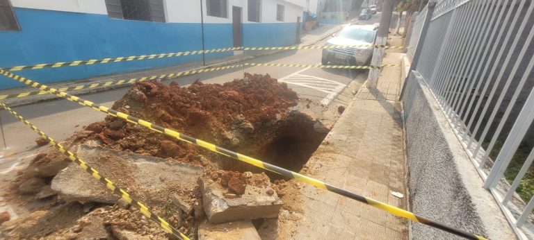 Carro-Forte Afunda Em Via No Centro De Três Corações, MG.